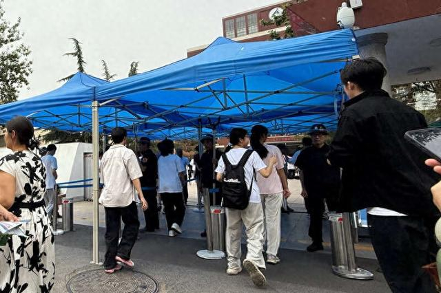 6月7日，河南省实验中学门前，考生正在陆续进入考点。中青报·中青网见习记者 李梓昂/摄