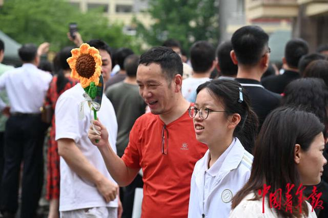 杭州师范大学附属中学考点外迎接考生的家长。 中青报·中青网记者 李剑平 /摄
