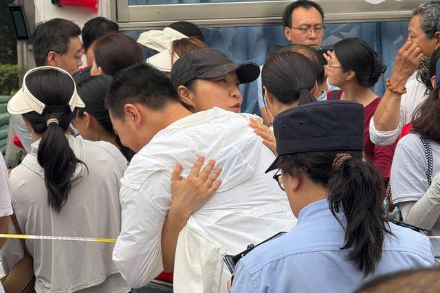 6月7日，河南省实验中学门前，前来送考的老师与即将进入考场的学生深深拥抱。中青报·中青网见习记者 李梓昂/摄