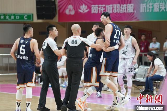 图为周琦与裁判发生口角。陈冠言 摄