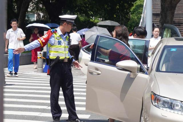 交警引导考生家长到指定进场地点。何雪玲/摄