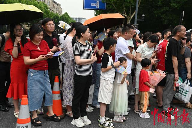 杭州师范大学附属中学考点外迎接考生的家人。 中青报·中青网记者 李剑平 /摄
