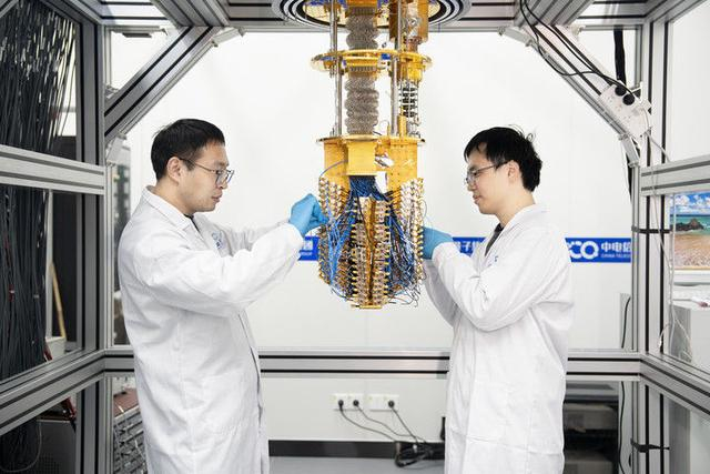 中电信量子集团研发人员正在调试“天衍-504”超导量子计算机。（中电信量子集团供图）