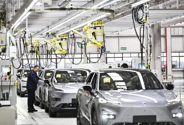 3月6日，工人在位于重庆市渝北区的长安汽车数智工厂总装车间作业。新华社记者 王全超 摄