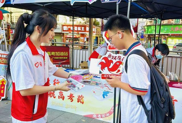 广州公交集团青年志愿者为考生送上文具。受访者供图