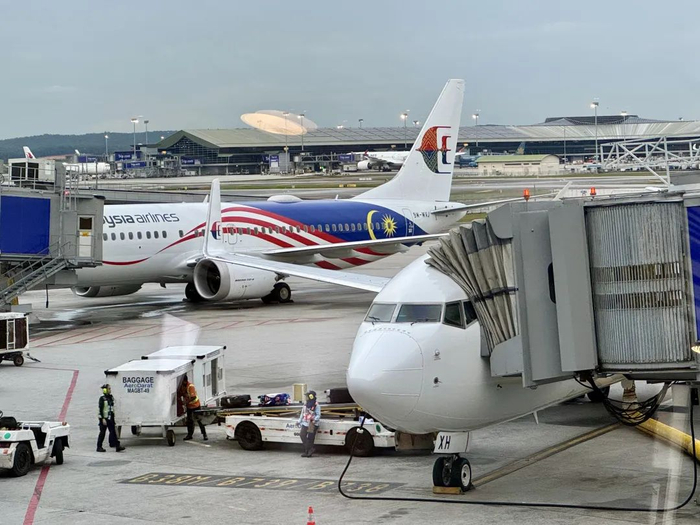 飞机正在等待上客 