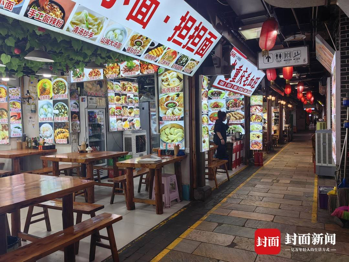 洪崖洞景区商业街内的店铺