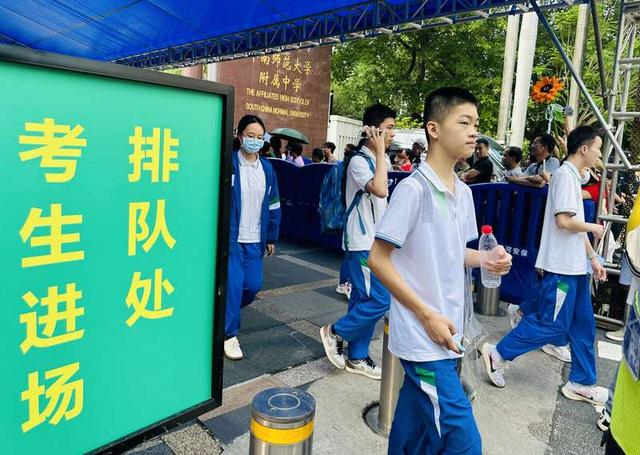 6月7日考试结束后，考生轻松走出考场。中青报·中青网记者 林洁/摄