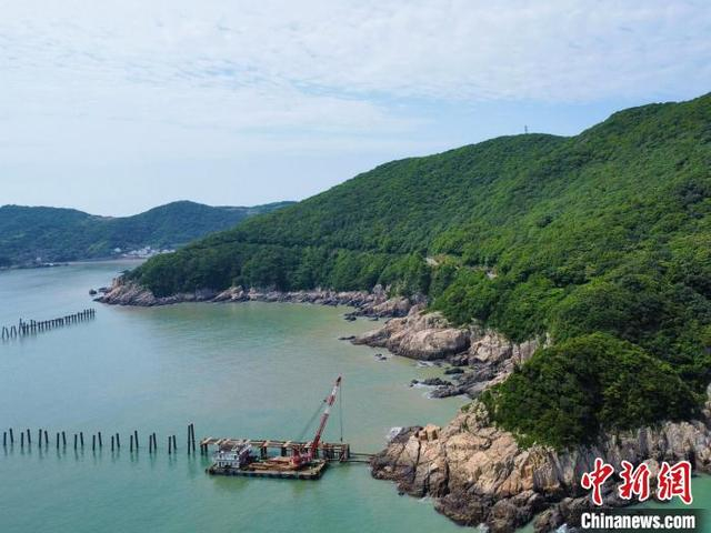 图为6月4日，航拍浙江省舟山普陀东部海域桃花岛国家级海洋牧场示范区。刘子琳 摄