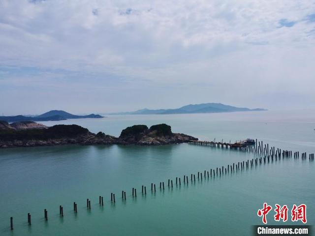 图为6月4日，航拍浙江省舟山普陀东部海域桃花岛国家级海洋牧场示范区。刘子琳 摄