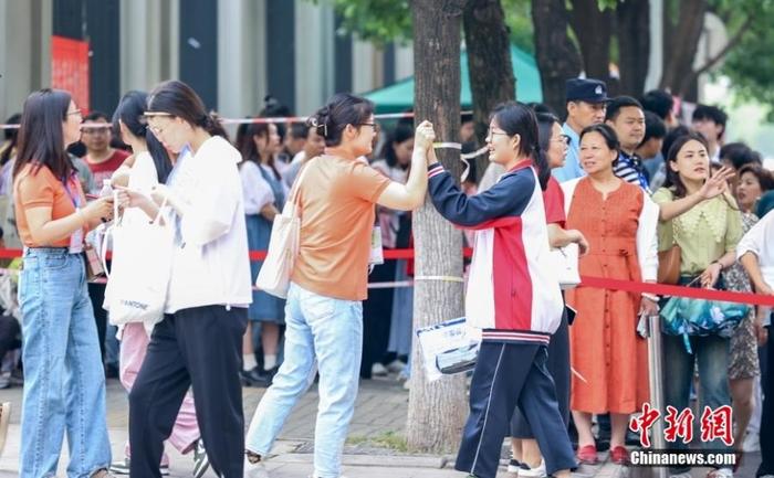 资料图：2024年6月7日，湖北省武汉市长虹中学考点，年高考生入场前与送考老师击掌。考拉开大考张畅 摄