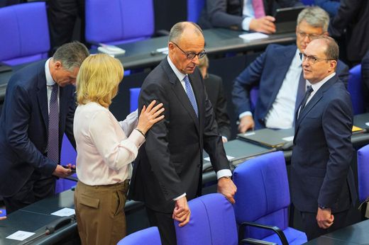 第一轮落选后，默茨身体僵硬、面色凝重。 图源：德媒 