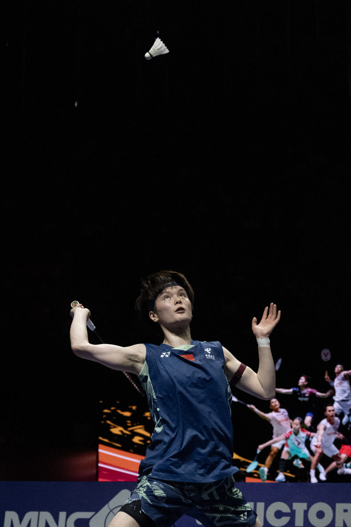 6月7日，王祉怡在比赛中回球。新华社发（维里摄）