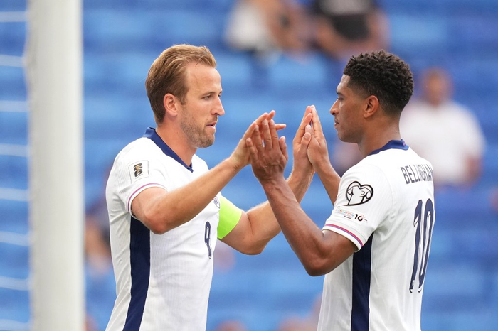 凯恩（左）破门，为英格兰打入唯一进球。