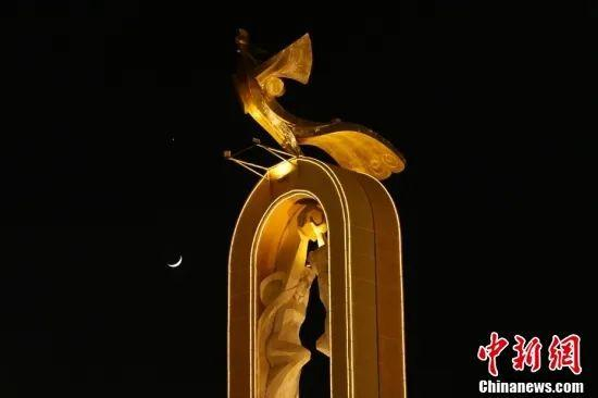 “金星伴月”与银川凤凰碑遥相呼应。图/视觉中国