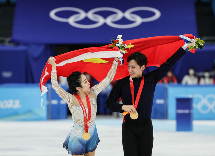 2022年2月19日，中国选手隋文静/韩聪获得北京冬奥会花样滑冰双人滑金牌。新华社记者 曹灿 摄
