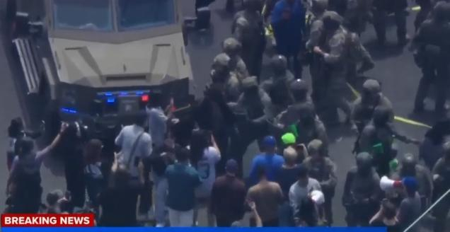 抗议者阻挠ICE人员执法行动 视频截图 