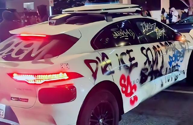 ICE执法车辆遭抗议者喷涂标语 图/社交媒体