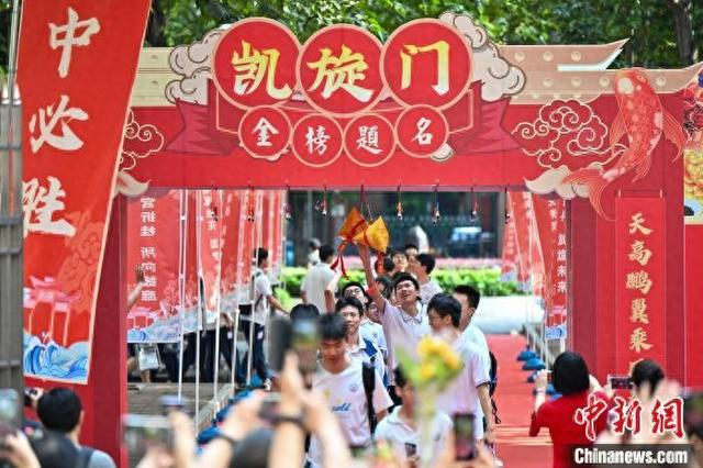 6月7日，考生前往广州天河中学考点。当日，2025年高考大幕开启。中新社记者 陈骥旻 摄