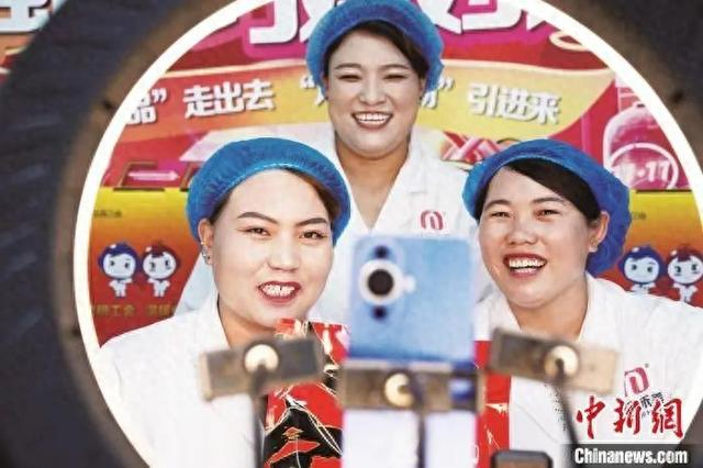 “闽宁巧媳妇”直播带货团队。永宁县委宣传部供图