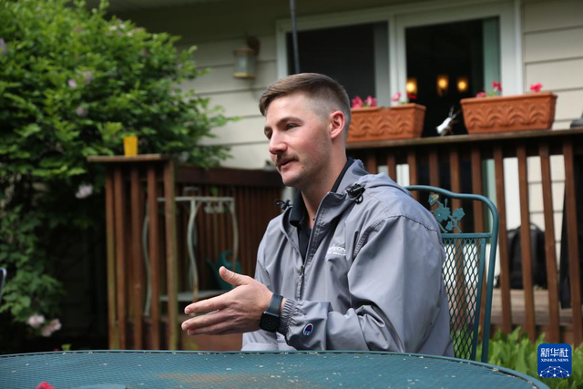 5月22日，在美国艾奥瓦州，美国知名农机公司约翰迪尔公司的当地销售代表凯尔·佩利特接受记者采访。新华社记者 刘亚南 摄