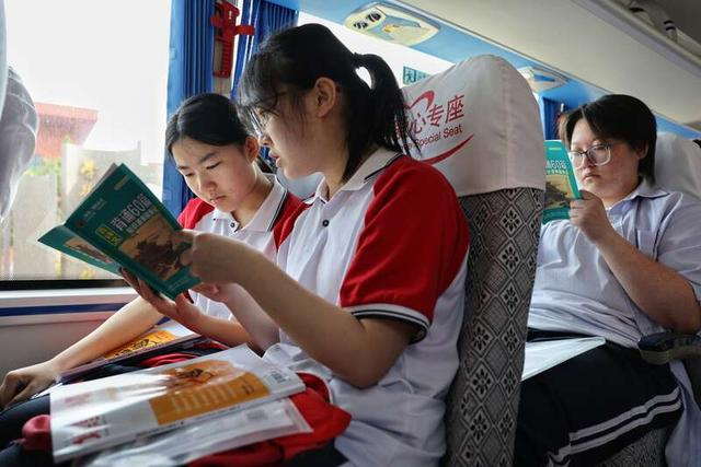 6月7日早上，山东威海，荣成三中，高考生乘坐大巴车去往考点，在车上进行最后的复习。中青报·中青网记者 曲俊燕/摄