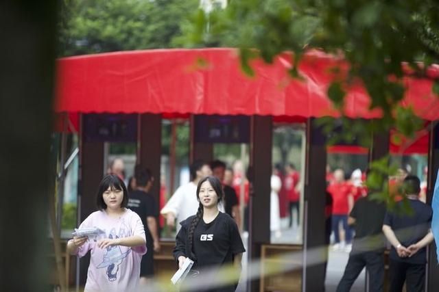 6月7日，重庆市秀山高级中学校考点内，学生陆续通过安检进入考场。胡程 摄