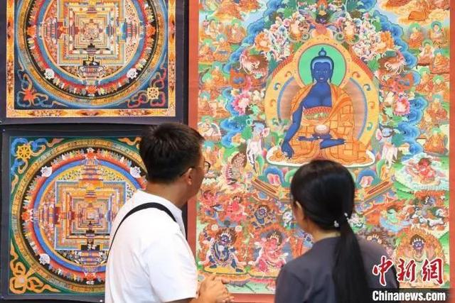 第六届中阿博览会市民参观尼泊尔展位。于晶 摄