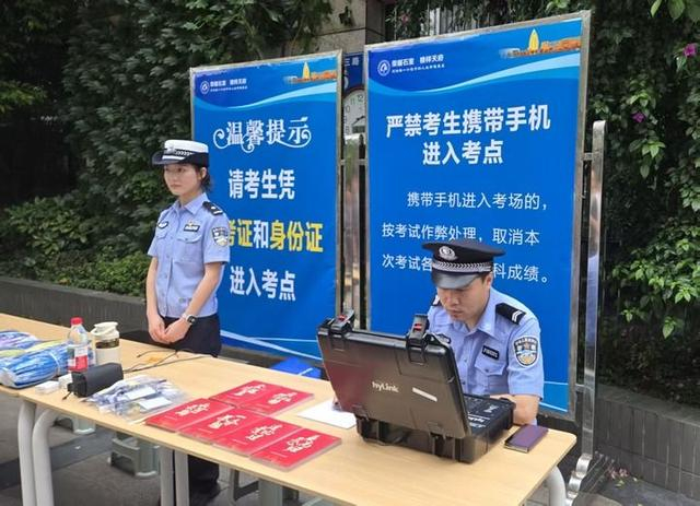 图为成都石室天府中学考点外设置的服务点。新华社记者吴晓颖 摄