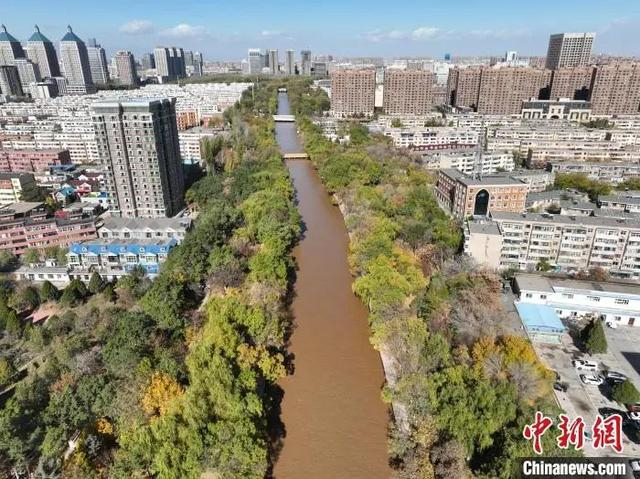 黄河水经银川唐徕渠横穿整个城市。于晶 摄
