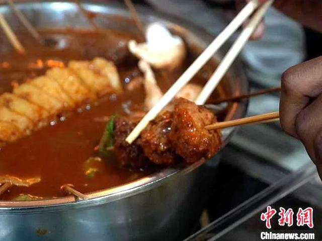 食客品尝辣糊糊。谢宇 摄
