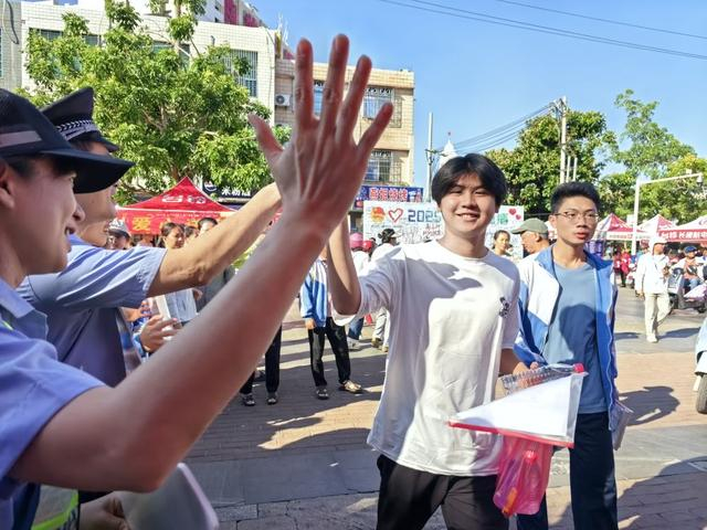 6月7日，海南省临高县临高中学考点外工作人员为考生加油。新华社记者夏天 摄