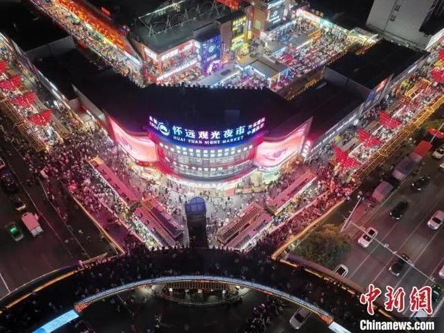 银川怀远夜市。于晶 摄