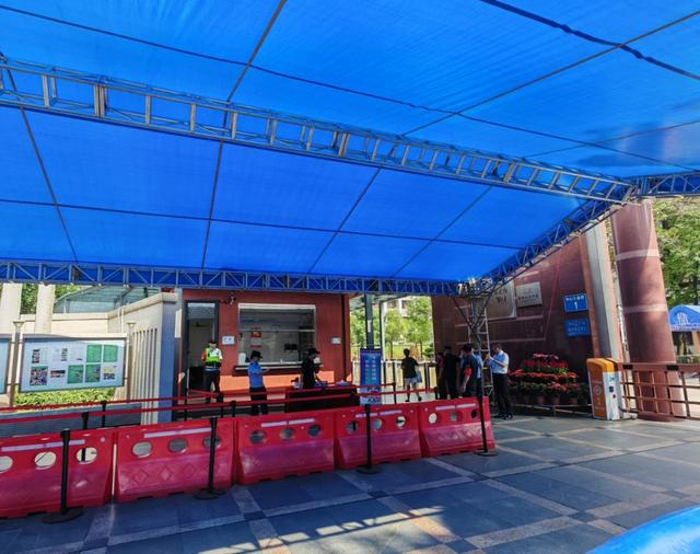 6月7日上午，在华南师范大学附属中学考点门口，考生正在进入考场。新华社记者郑天虹 摄