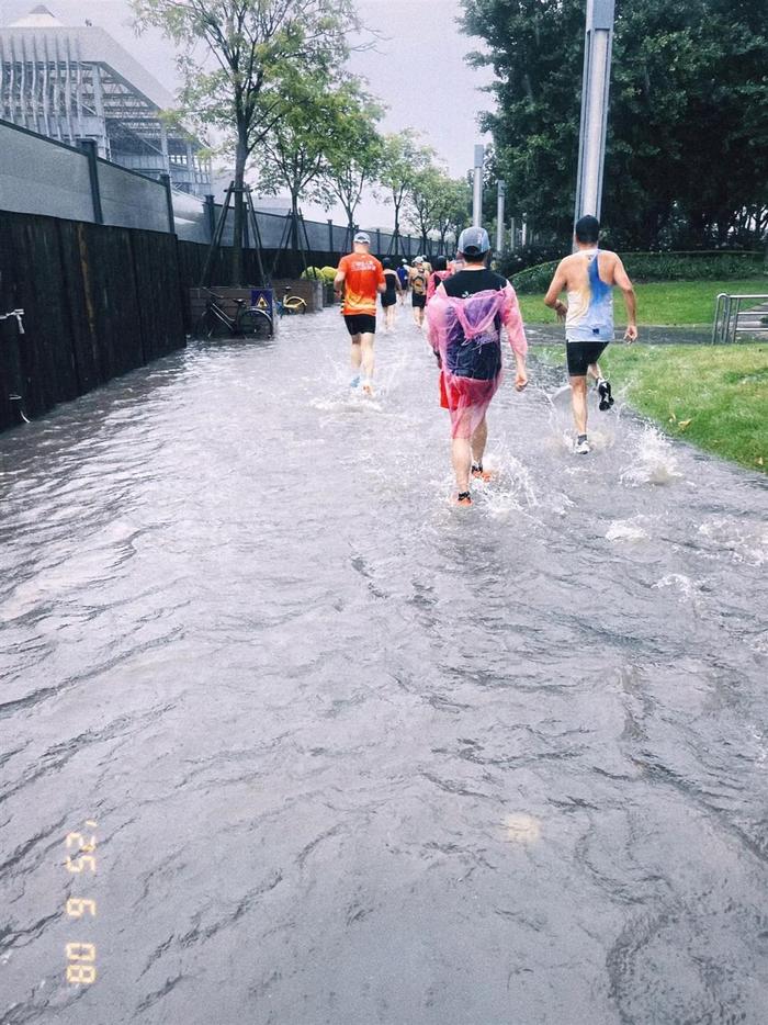 选手在积水中涉水跑步(图源:收集)