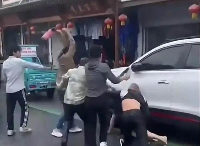 不吃饭不能停车？游客被围殴后，县长开会全