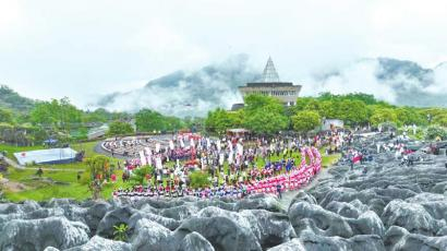 兴文县举办苗族花山节。