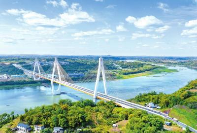 长江江安段水清岸绿，景色优美。 蔡磊 摄