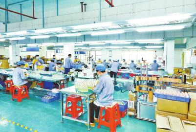 　　留耕镇小微产业园内工人赶工忙。郑杰 摄