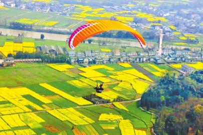 游客在玉屏山滑翔伞基地体验滑翔。 杨清亮 摄