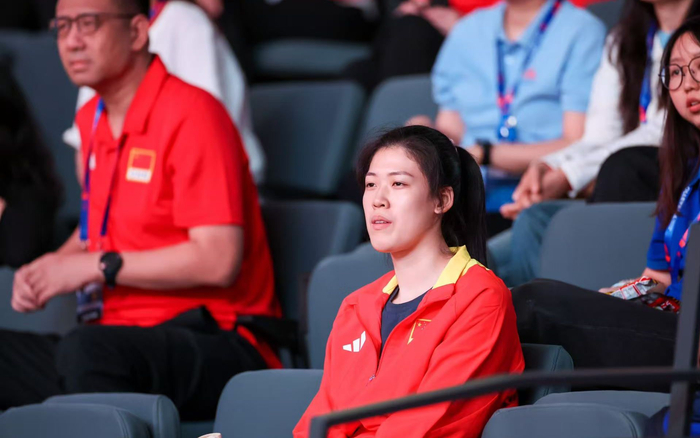 李盈莹在场边为队友助威。新京报记者 王飞 摄