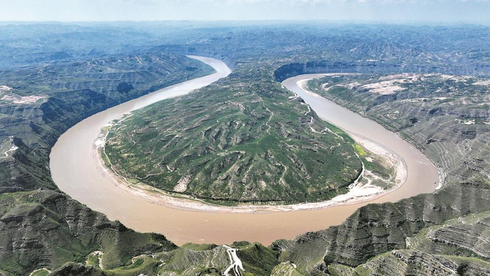     山西石楼辛关镇，黄河奇湾。