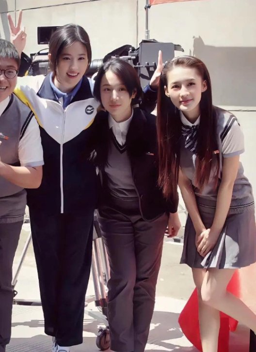 网友问刘亦菲和李沁中间这位女士是谁？|李梦|气质|安利_新浪新闻