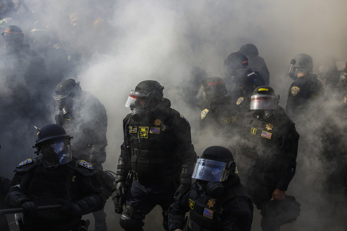 当地时间2025年6月8日，美国洛杉矶，警察在101号高速公路上阻止交通，以应对抗议者的示威活动。