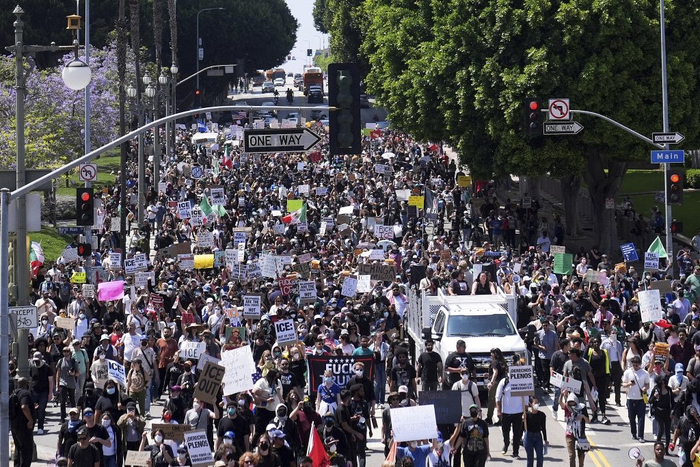 当地时间2025年6月8日，美国洛杉矶，示威者从市政厅游行至市中心大都会拘留中心。