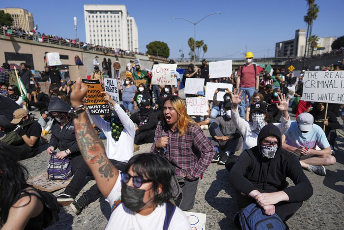 当地时间2025年6月8日，美国洛杉矶市中心，抗议者在大都会拘留中心附近的101高速公路上集会抗议。