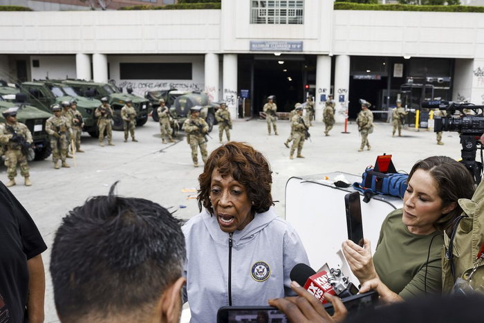 当地时间2025年6月8日，美国加利福尼亚州洛杉矶，民主党国会议员玛克辛·沃特斯（中）在现场接受记者采访。