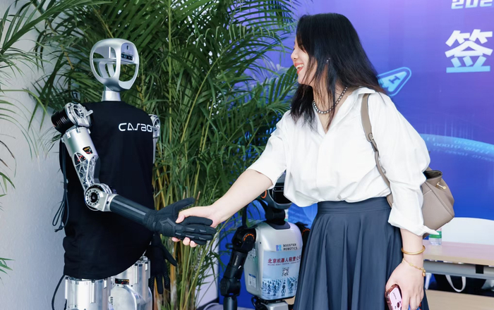 活动现场，具身智能机器人迎宾。新京报记者 浦峰 摄