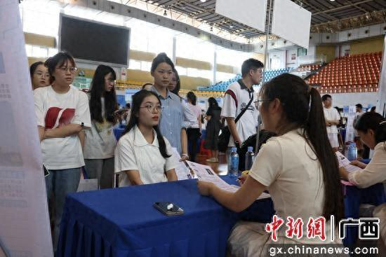 毕业生们踊跃应聘。李娟 摄