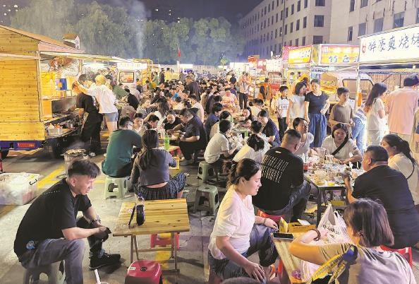             罗店镇夜市人声鼎沸，烟火气十足 本报记者  曹博文  摄          